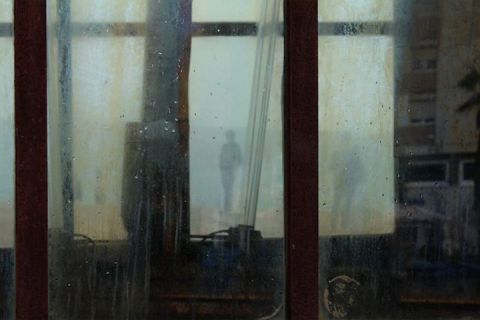 andar por la playa en un dia de lluvia